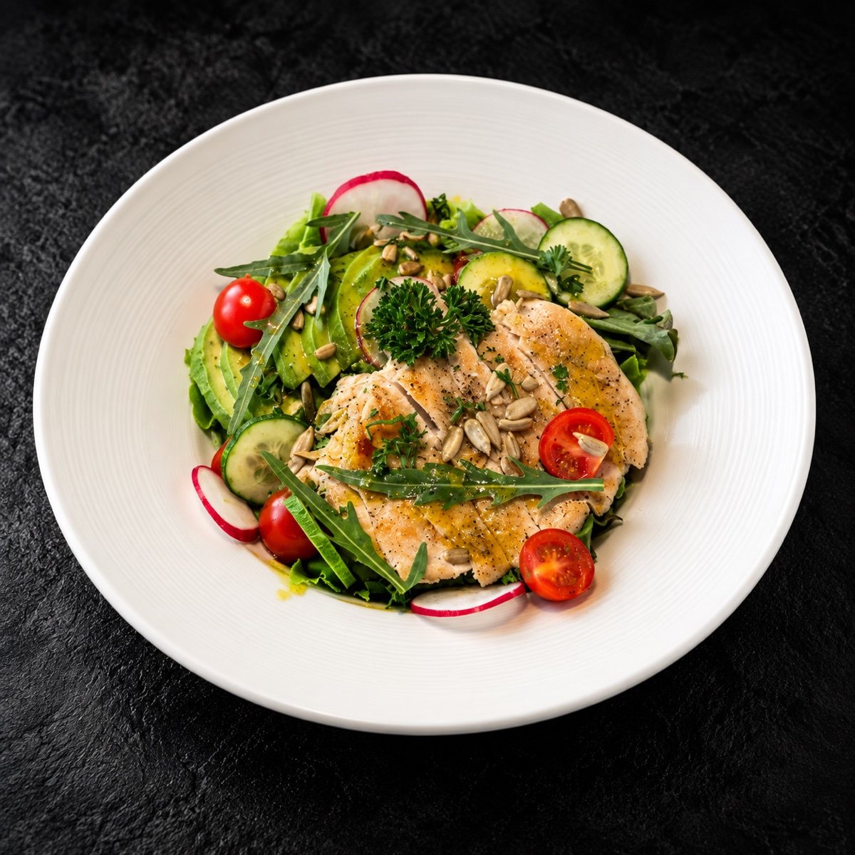 สลัดอะโวคาโดไก่ ที่ NIMA Cafe เชิงทะเล